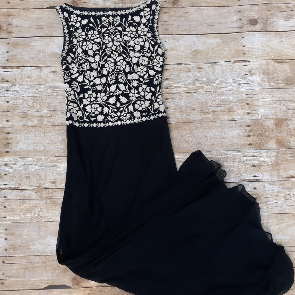 Tadashi Gown Size XS Beaded top black & white